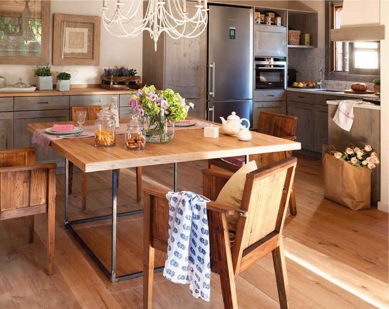 Dřevěný jídelní stůl v krásné kuchyni