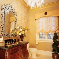 Candelier kaca di siling bilik mandi