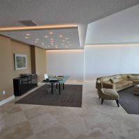 Minimalistický design šedého obývacího pokoje