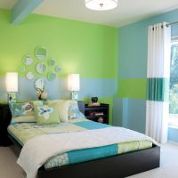 Gaiši zaļa krāsa guļamistabas interjerā