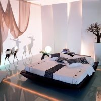 Dizaina guļamistaba ar spīdīgu grīdu