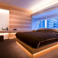 Verlichting van de omtrek van het bed in de slaapkamer van de echtgenoten