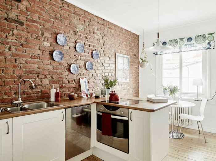 Interiorul unei bucătării într-o casă cu pereți de cărămidă