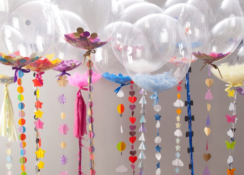 Unutarnja dekoracija s helijskim balonima za praznik