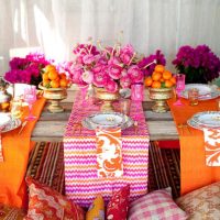 Oranje tafelkleden op de feestelijke tafel