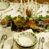 Kaarsen en druiven op de feestelijke tafel