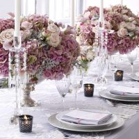 Hiasan meja dengan bunga ungu