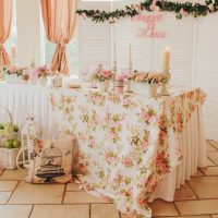 Feestelijke tafel met een kleurrijk tafelkleed