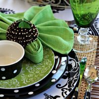Groene servetten op platen met zwart ornament