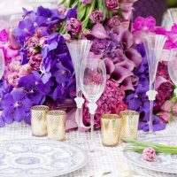 Verse bloemen in het ontwerp van de tafel voor de verjaardag