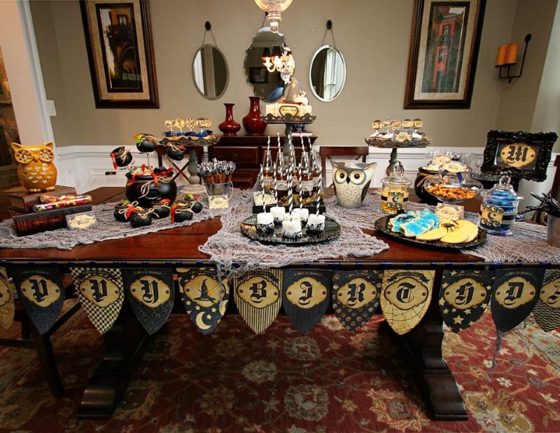 Бухал и други тематични декорации на масата в стила на Хари Потър