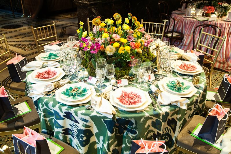 Kulatý stůl dekorace s jarní květy