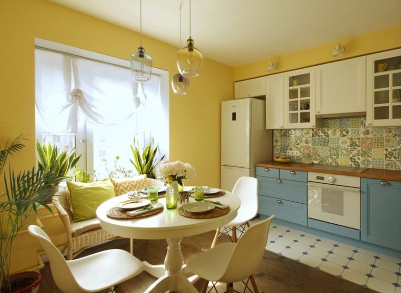 Virtuves interjers divistabu dzīvoklī 60 kvadrātmetru platībā