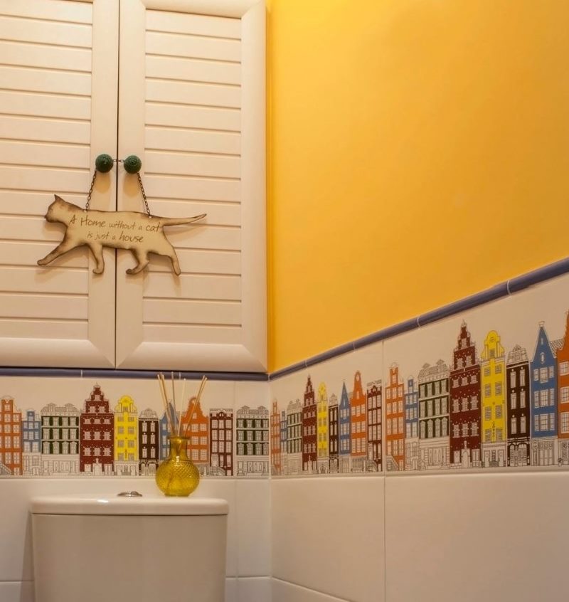 Dinding kuning di pedalaman bilik mandi gabungan