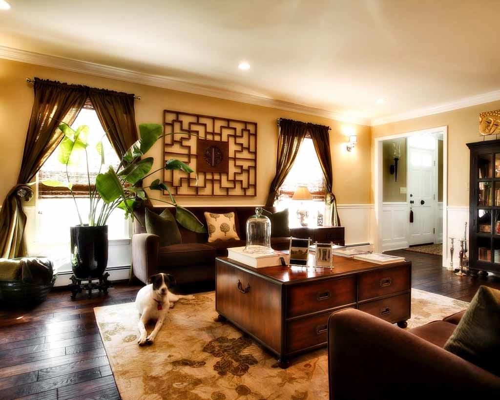 Světle žluté stěny v obývacím pokoji s dřevěným nábytkem