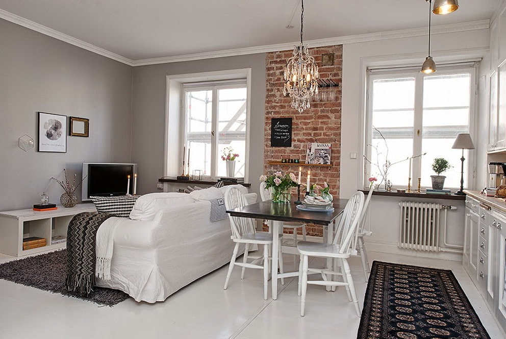 Cihla v interiéru obývacího pokoje ve skandinávském stylu
