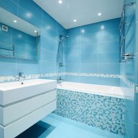 Papan pinggir bilik mandi putih dengan jubin biru