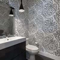 Wallpaper dengan hiasan hitam di dinding bilik mandi