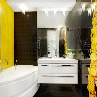 Жълти акценти в модерна баня