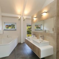 Ontwerp een ruime badkamer in een privéhuis