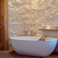 Decorarea pereților din baie naturală din piatră