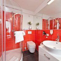 Design baie în roșu și alb