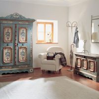 Dulap de epocă într-o cameră în stil rustic