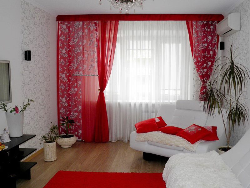 Vörös függönyök a nappali fehér bútorokkal
