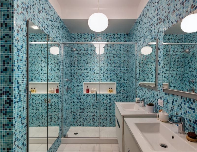 Синя мозайка на стената на модерна баня