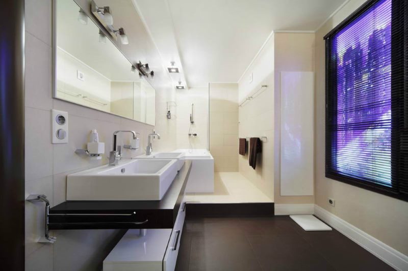 Venster in het ontwerp van een moderne badkamer