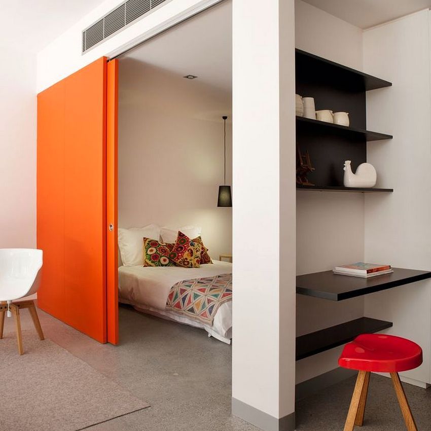 Oranžová posuvná přepážka mezi ložnicí a obývacím pokojem