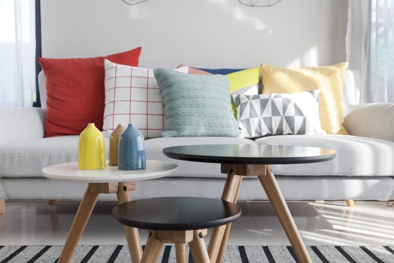 Vícebarevné polštáře na pohovce v obývacím pokoji