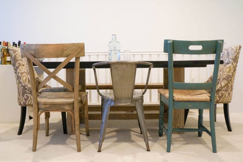 Verschillende stoelen aan de eettafel