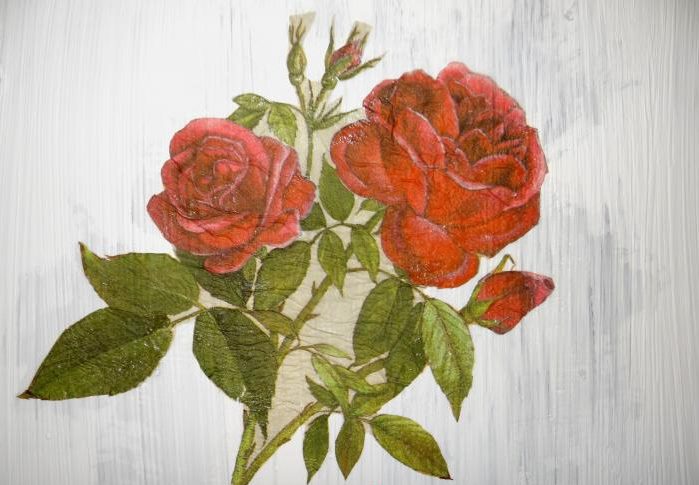 Desenarea trandafirilor pe suprafața pictată a unui dulap vechi