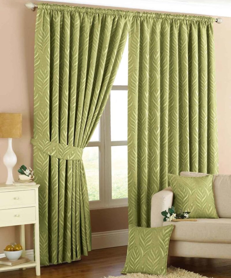 Zelený textil v interiéru obývacího pokoje
