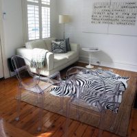 Průhledné židle v interiéru obývacího pokoje