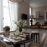 Virtuves-viesistabas interjers ar diviem logiem