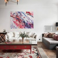 Lukisan dengan abstraksi di ruang tamu