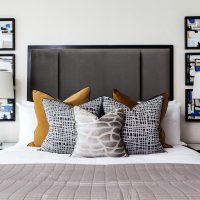 Decoratieve kussens in het ontwerp van de slaapkamer