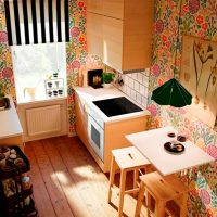 Kleine keuken met houten krukken