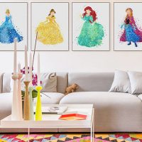 Foto's met feeën op de muur van een kinderdagverblijf