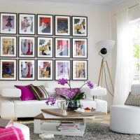 Colecție de tablouri peste o canapea albă