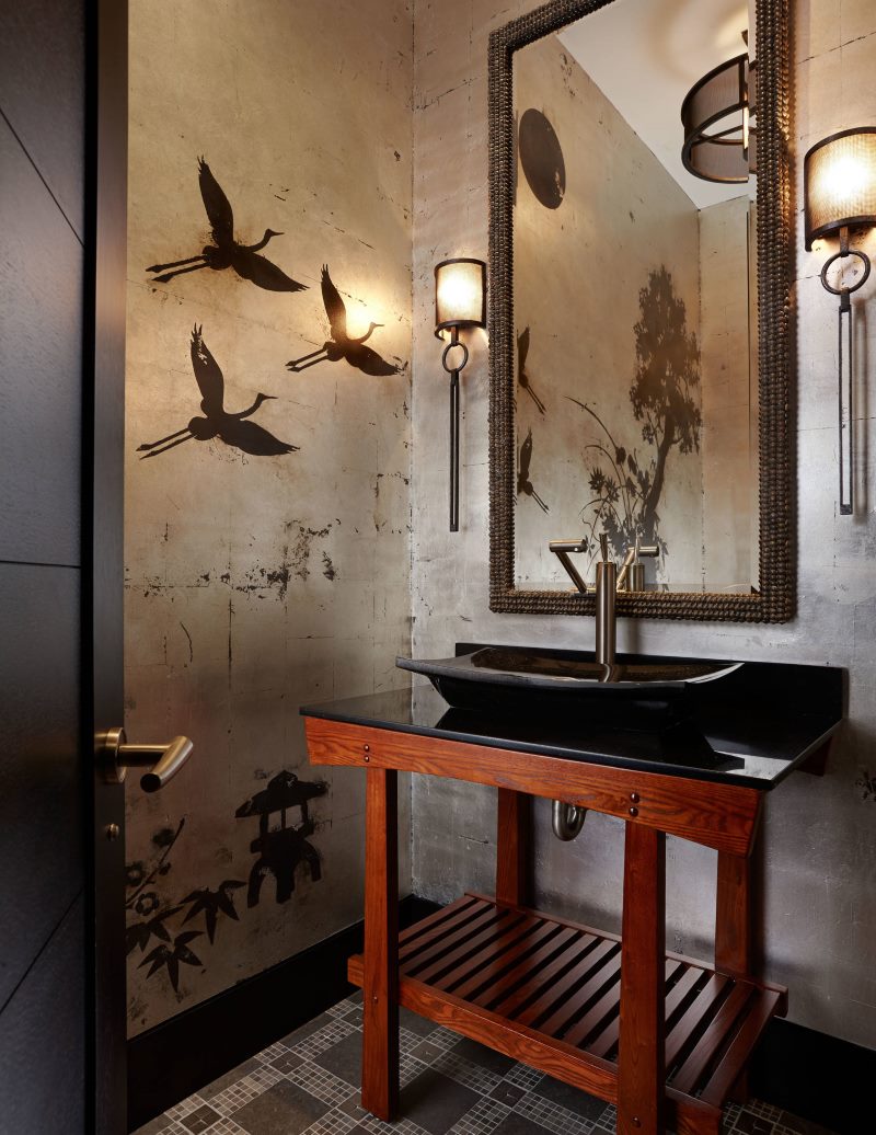Chiuvetă neagră pe un suport din lemn într-o baie în stil oriental
