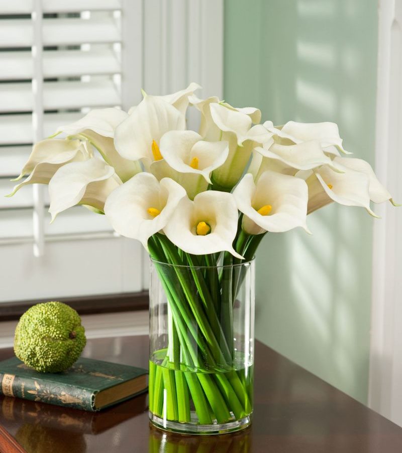 Glazen vaas met witte bloemen