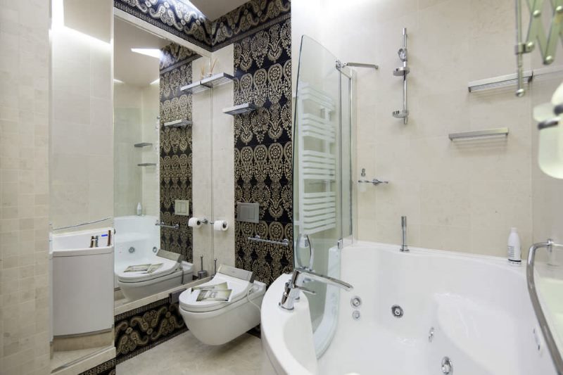 Toaleta suspendată pe perete lângă oglinda din baie
