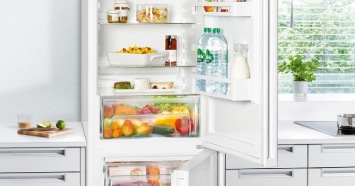 zonă proaspătă într-un frigider modern.