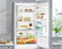 Atšildymas modernus šaldytuvas.