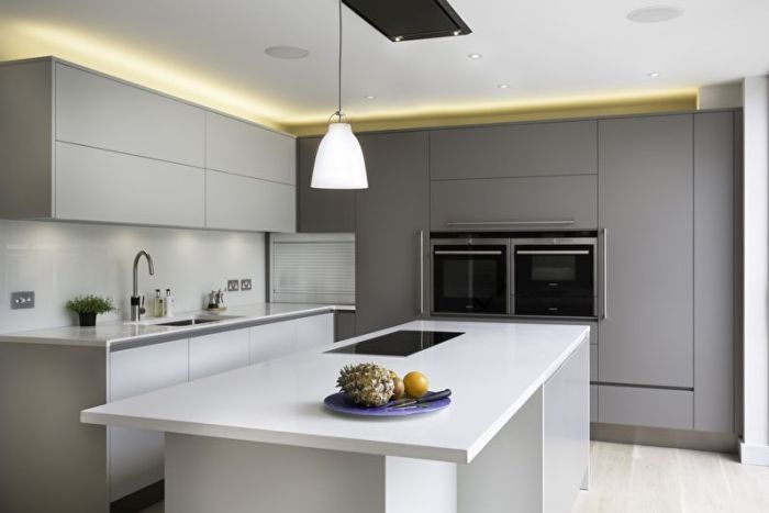 Dapur adalah dalam gaya minimalis.