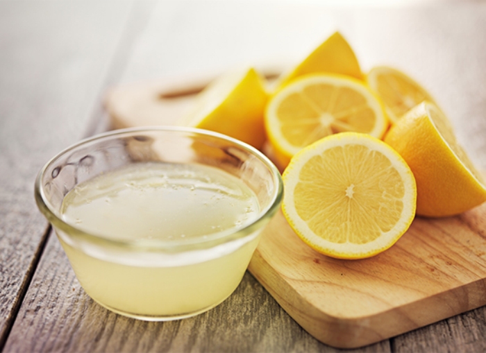 Почистване на хладилника с лимонов сок.