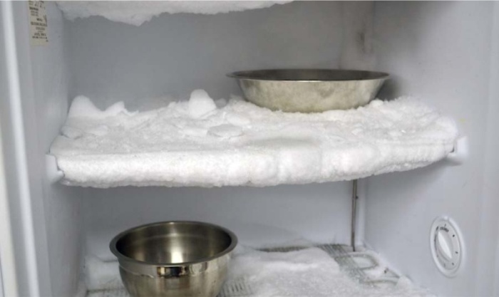 Gheață la frigider.